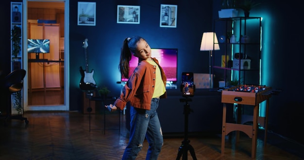 Menina bonita, jovem estrela online, filmes de tendência, movimentos de dança com câmara de tripé.