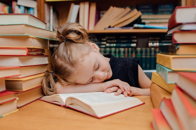 Menina bonita lendo na biblioteca