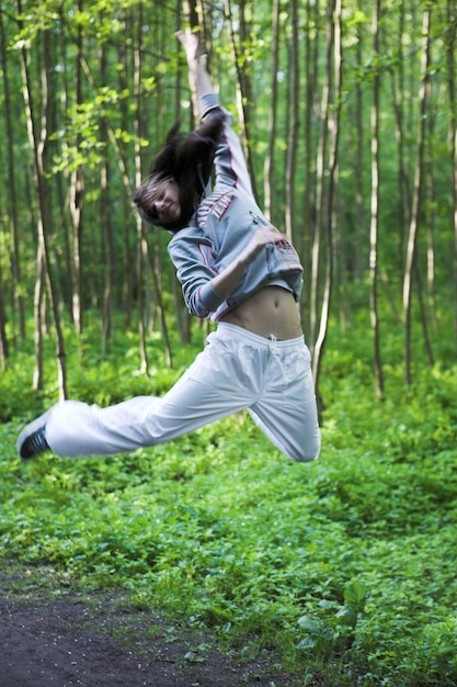 Menina bonita magro em forma de salto