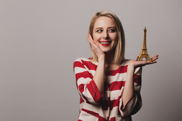 Menina bonita mantém lembrança dourada da Torre Eiffel