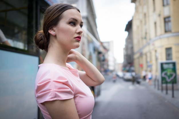 Foto menina bonita na rua