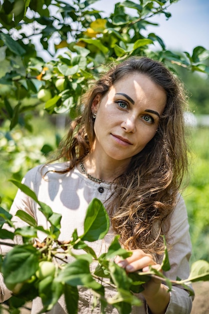 Menina bonita não colhe maçãs grandes no jardim