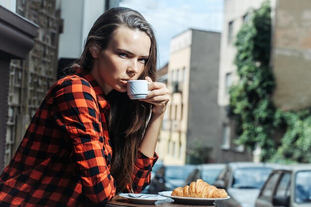 Menina bonita no café