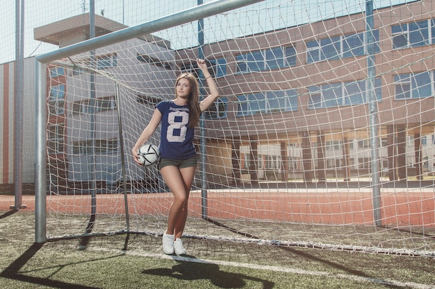 Foto menina bonita no campo de futebol