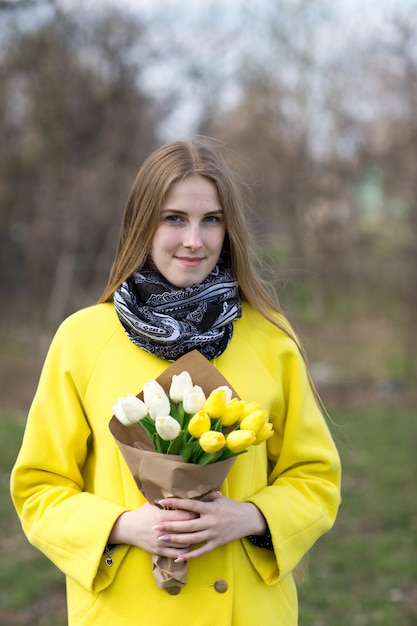 Menina bonita no casaco com flores