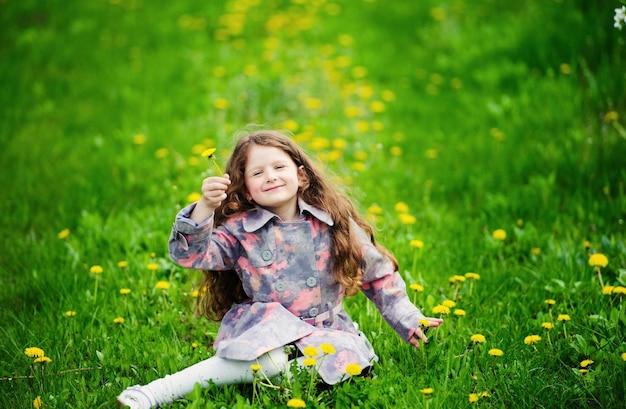 Menina bonita no jardim verde