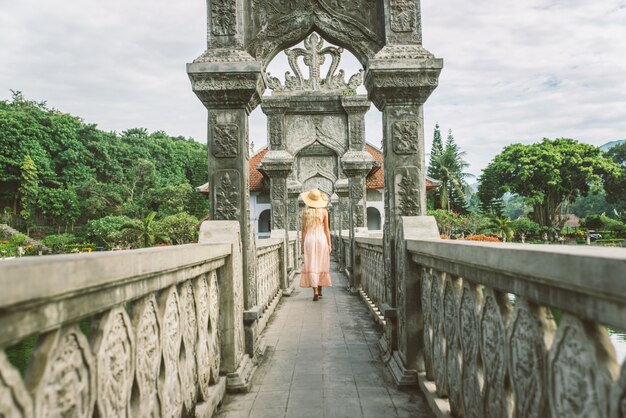 Menina bonita no palácio da água em Bali