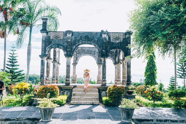 Menina bonita no palácio da água em Bali