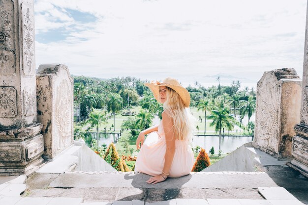 Menina bonita no palácio da água em Bali