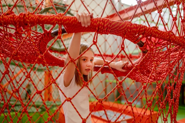 Foto menina bonita no parque de trampolim se divertindo