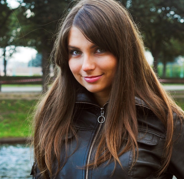 Menina bonita no parque dia de outono