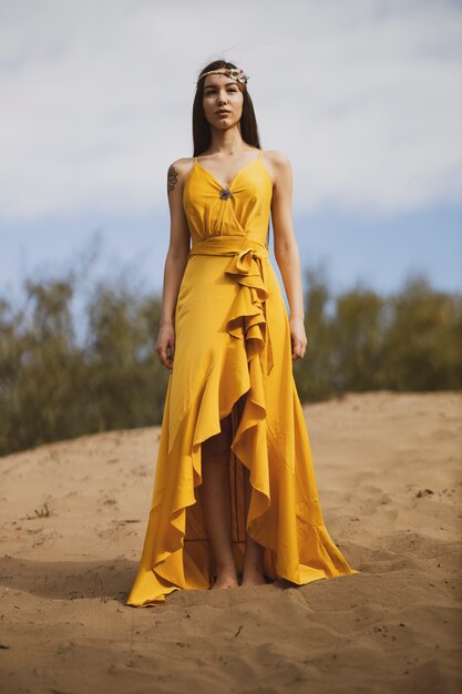 Menina bonita no vestido amarelo