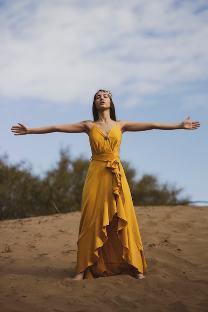 Menina bonita no vestido amarelo