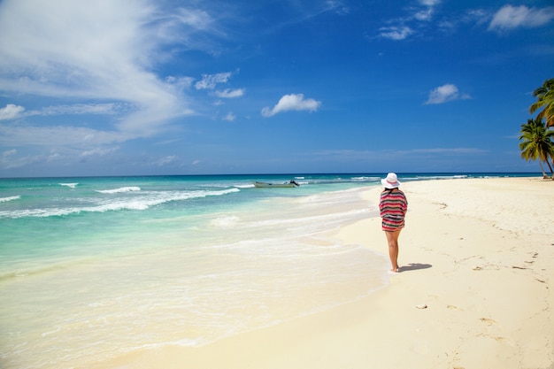 Foto menina bonita nova que relaxa em férias da praia