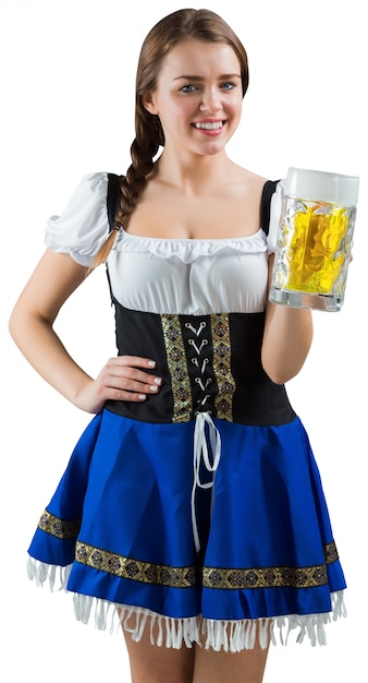 Menina bonita oktoberfest sorrindo para a câmera segurando cerveja no fundo branco