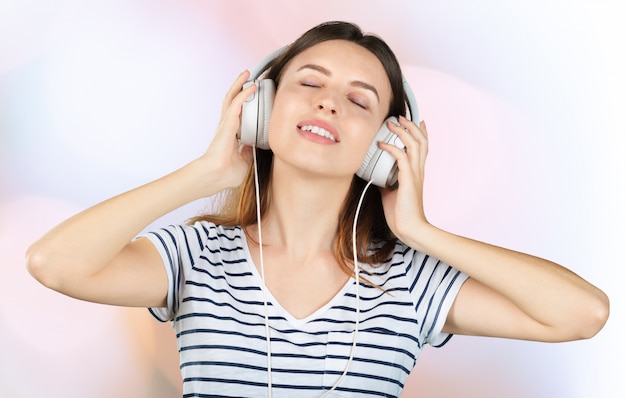 Menina bonita ouvindo música com seus fones de ouvido