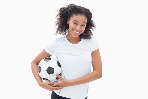 Menina bonita posando com seu futebol