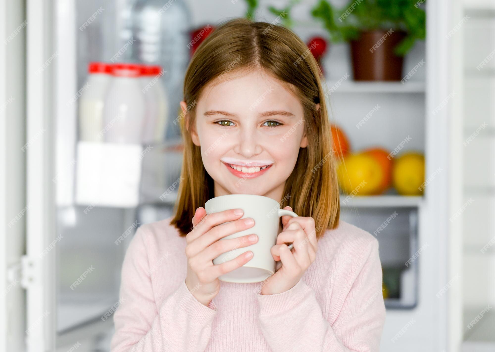 Retrato Da Menina Apaixonado Que Come O Bacon Do Queijo Imagem de Stock -  Imagem de adulto, forma: 56160175