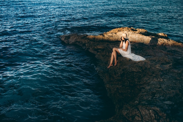 menina bonita relaxa na rocha na toupeira da costa