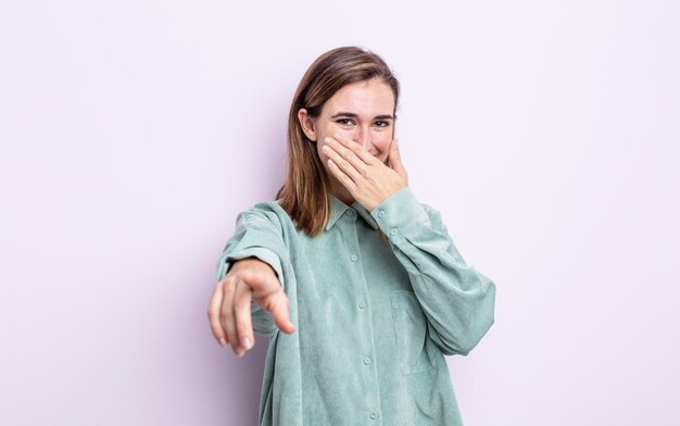 Menina bonita rindo de você, apontando para a câmera e tirando sarro ou zombando de você