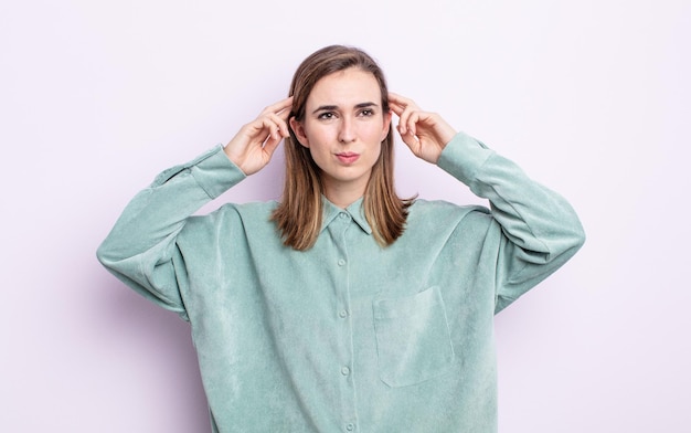 Menina bonita se sentindo confusa ou duvidando, concentrando-se em uma ideia, pensando muito, procurando copiar o espaço ao lado