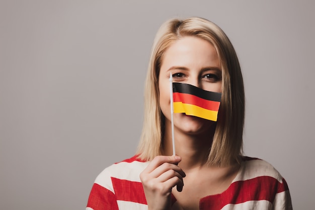 Menina bonita segura bandeira alemã