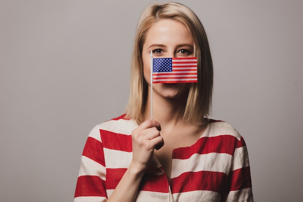 Menina bonita segura bandeira dos Estados Unidos da América