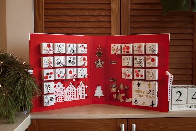 Menina bonita segurando o calendário do advento original feito de caixas de joias e pasta de Natal artesanal