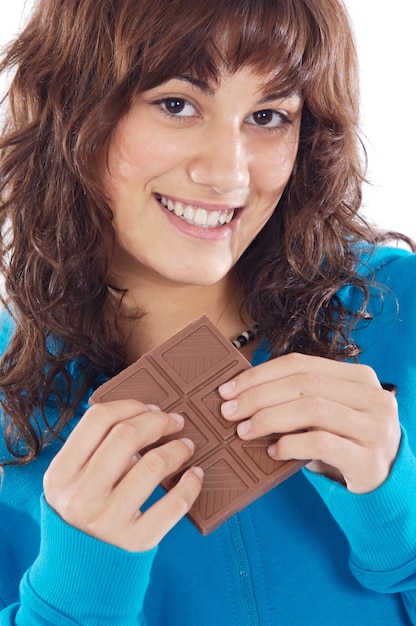 Menina bonita segurando um tablet de chocolate isolado no branco