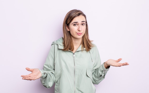 Menina bonita sentindo-se perplexa e confusa, insegura sobre a resposta ou decisão correta, tentando fazer uma escolha