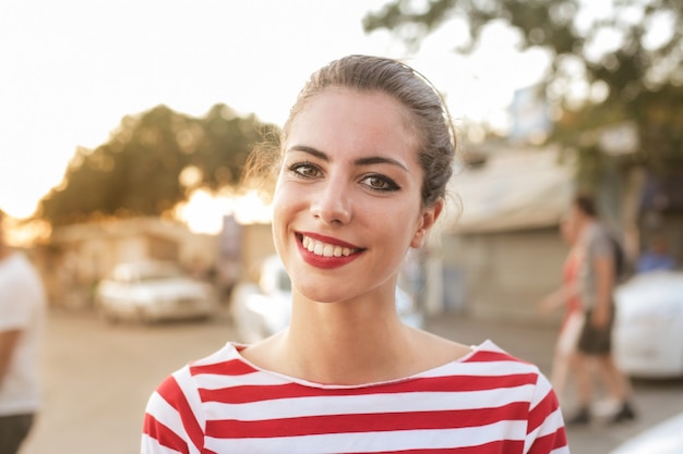 Menina bonita sorridente