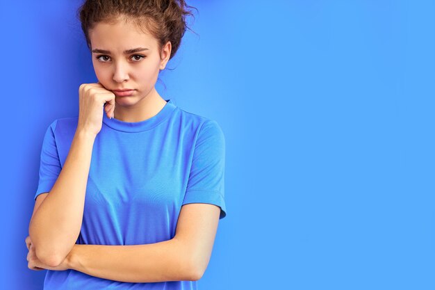 menina bonita triste parecendo cansada e entediada com problemas de depressão, sentindo-se chateada, olhe para a câmera