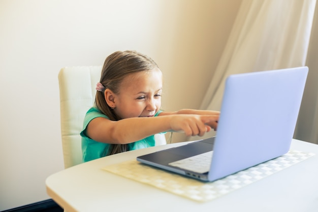 Menina bonita usando laptop para fazer videochamada