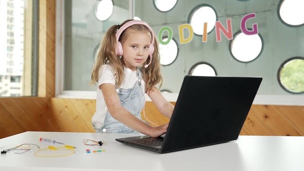 Menina bonita usando laptop para trabalhar ou jogar Erudição