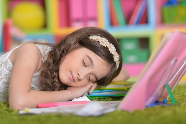 Foto menina bonitinha adormecendo em livros