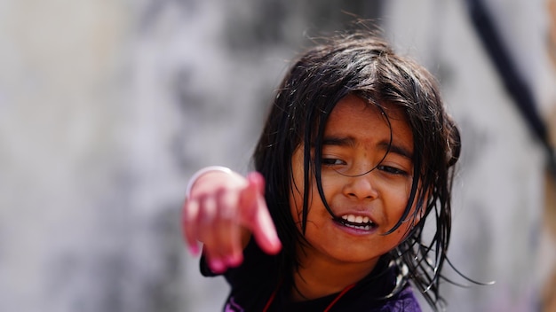 Menina bonitinha apontando alguém perto da imagem