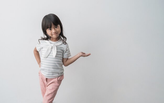 Menina bonitinha asiática mostrando a mão