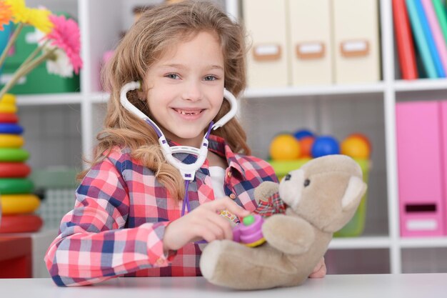 Menina bonitinha brincando de enfermeira