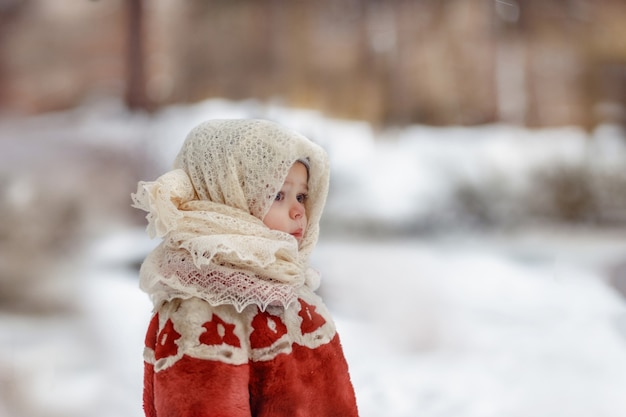 menina bonitinha caucasiana com casaco de pele de imitação soviética retrô e xale de lã