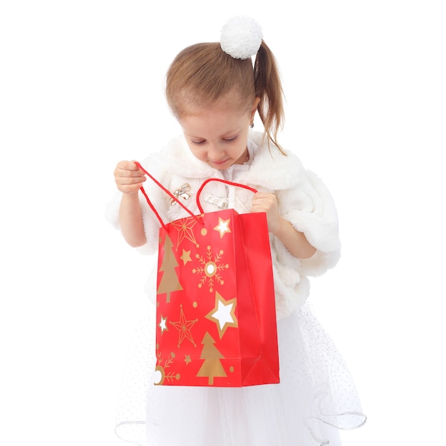 Menina bonitinha com a sacola de presente de natal