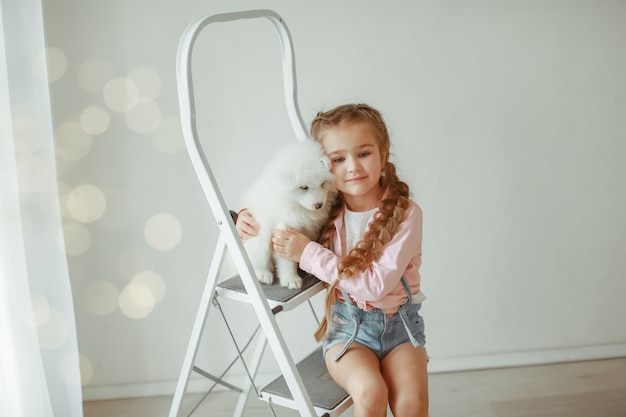 Menina bonitinha com cachorro em casa