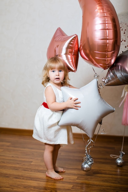 Menina bonitinha com decorações de aniversário