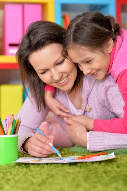 Menina bonitinha com desenho de mãe