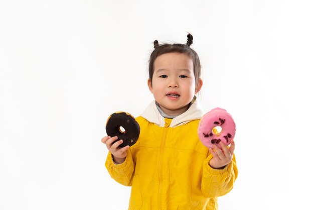 Menina bonitinha com donuts