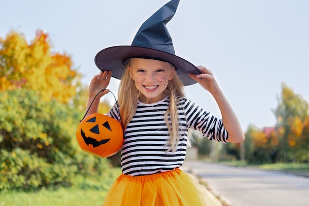 Menina bonitinha com fantasia de bruxa de halloween