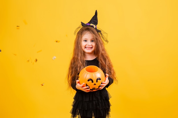 Menina bonitinha com fantasia de bruxa de Halloween