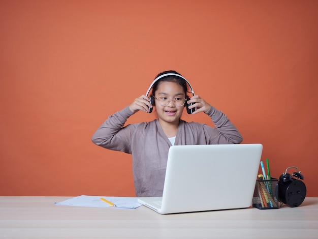 Menina bonitinha com laptop na mesa