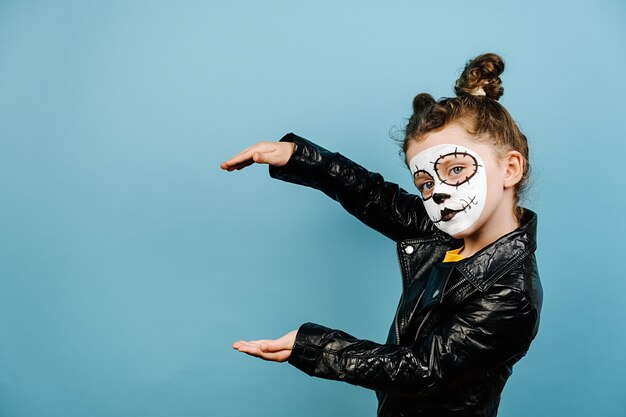 Menina bonitinha com maquiagem assustadora para o halloween