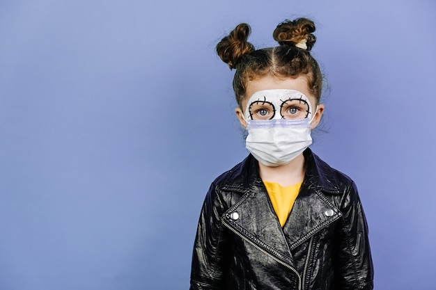 Foto menina bonitinha com maquiagem assustadora para o halloween