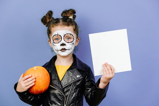 Menina bonitinha com maquiagem assustadora para o Halloween